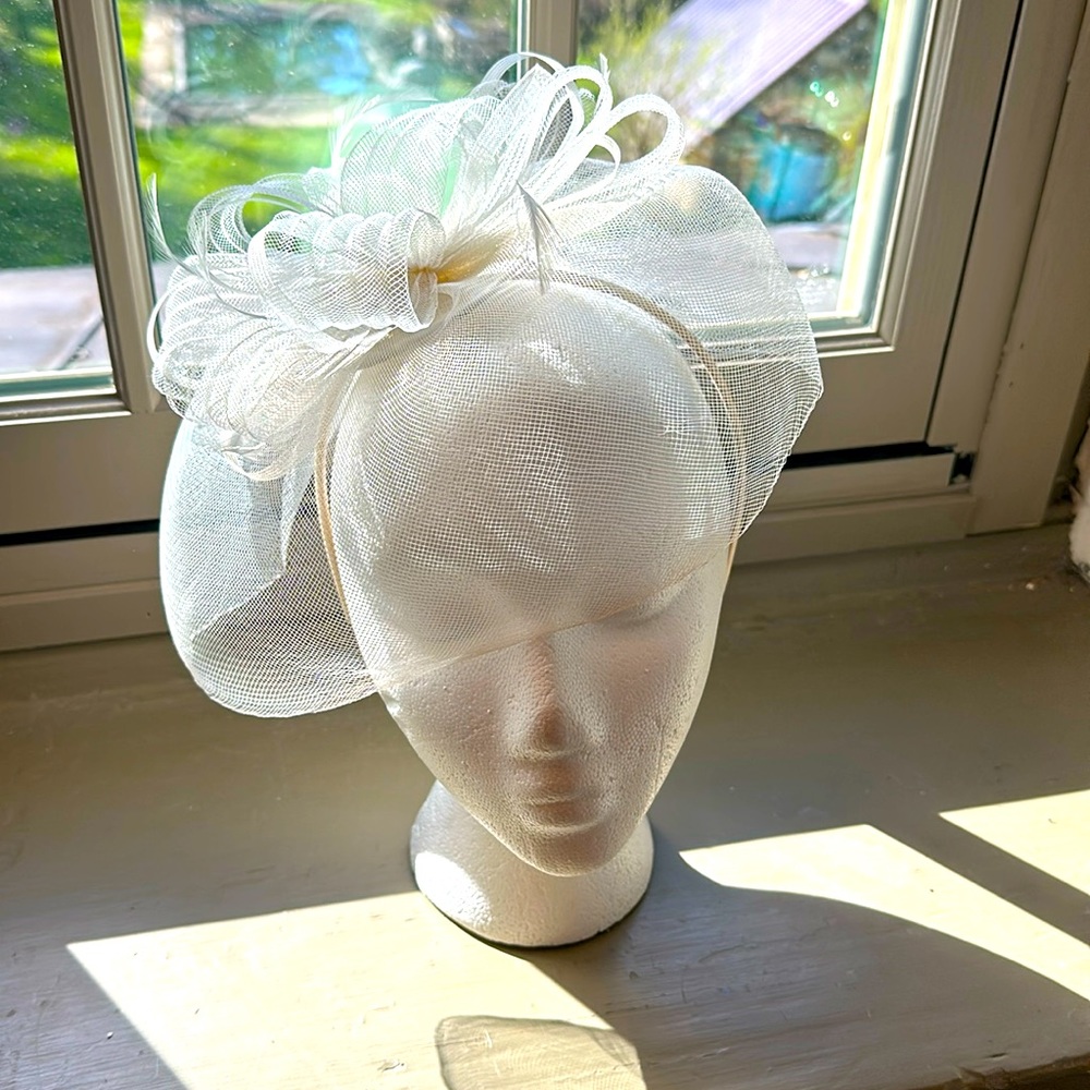 Perfect wedding accesory! Lovely white fascinator on headband with feathers